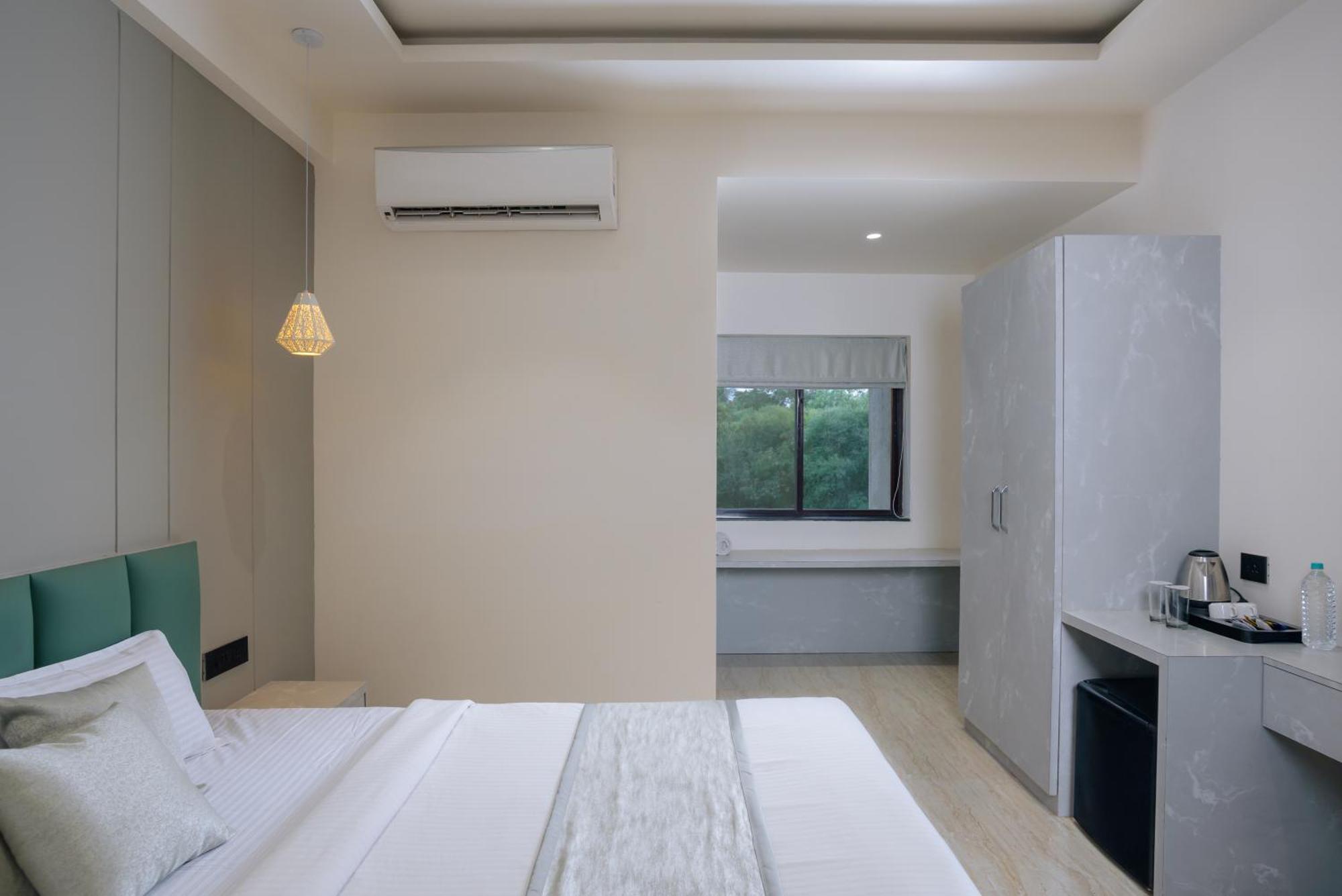 The Grand Neelam Hotell Rāipur Exteriör bild