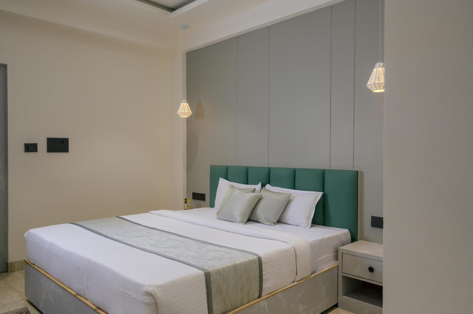 The Grand Neelam Hotell Rāipur Exteriör bild